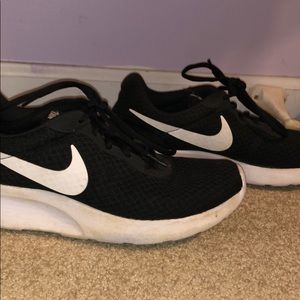black nike tennis shoes